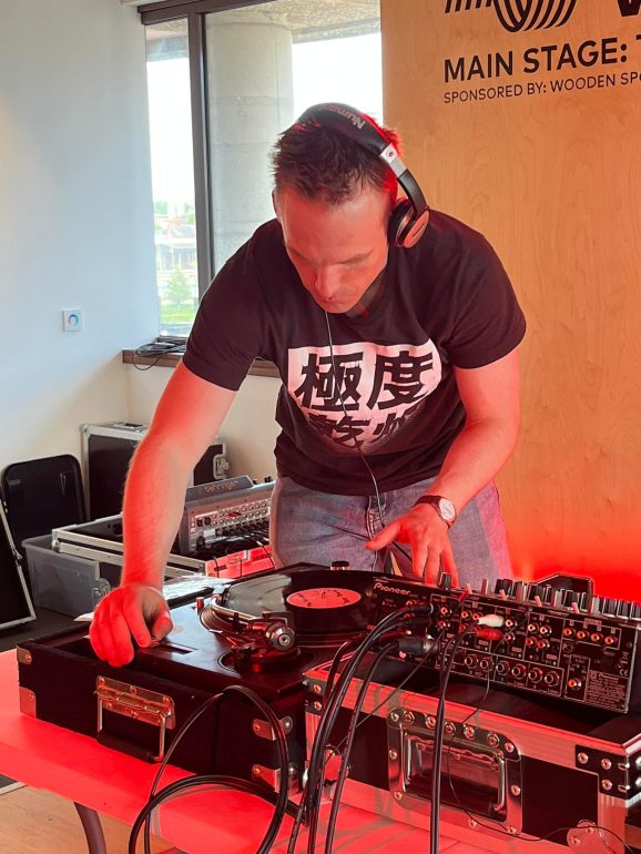 photo of Olly Wallis dj'ing